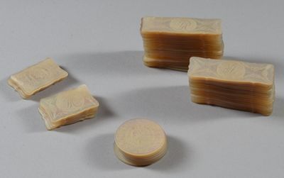 quatre morceaux de savon empilés les uns sur les autres sur une table