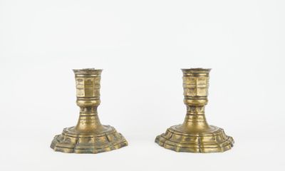 paire de chandeliers anciens en laiton sur fond blanc