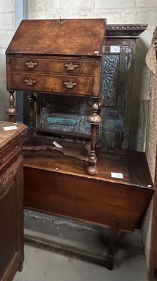 un bureau en bois sur lequel est posé un miroir, dans une pièce