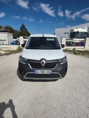 l'avant d'une camionnette blanche garée dans un parking