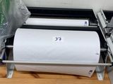 un rouleau de papier à côté d'un autre rouleau de papier