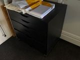 un bureau sur lequel se trouvent un classeur et un ordinateur