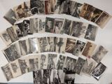 beaucoup de vieilles photos en noir et blanc accrochées au mur