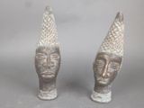 deux statues d'hommes portant chacun un chapeau sur la tête