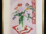 tableau représentant des fleurs dans un vase posé sur une nappe posée sur une table