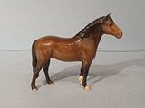 un cheval en jouet posé sur une surface blanche