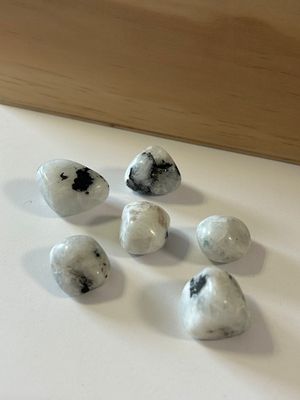 Lot de 145 Pierres roulées "Douceur et Imagination" en Pierre de Lune  - Photo 1