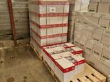 une palette remplie de cartons et une palette remplie de cartons