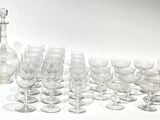 de nombreux verres à vin et une carafe sur la table