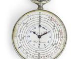 une montre de poche en argent avec un cadran blanc sur fond blanc