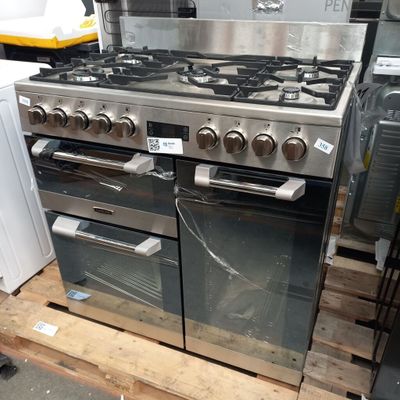 une cuisinière et un four posés sur une palette dans un entrepôt