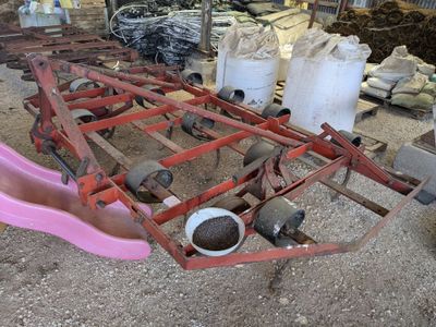 un toboggan rose au milieu d'un tas de terre
