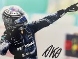 une photo d'un homme portant un casque sur un circuit automobile