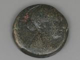 une vieille pièce de monnaie qui a été nettoyée et qui repose sur une table