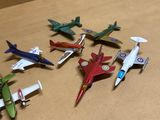 tout un tas de petits avions en plastique posés sur une table