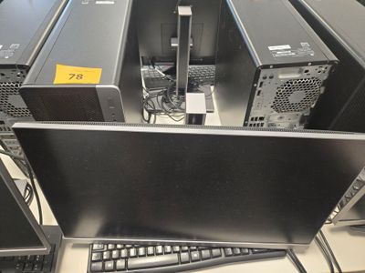 beaucoup d'ordinateurs posés sur une table