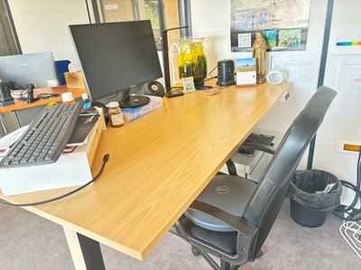 un bureau d'ordinateur équipé d'un clavier et d'un écran