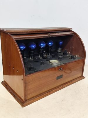 une vitrine en bois avec des lumières bleues à l'intérieur