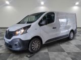 la camionnette blanche est garée sur un sol carrelé en damier