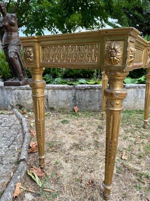 une table dorée avec une statue en arrière-plan