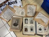 beaucoup de vieux livres posés sur une table, avec des illustrations