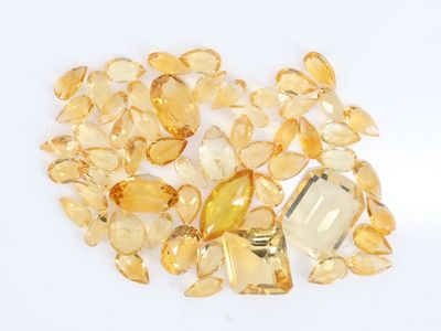 beaucoup de perles en cristal jaunes sur fond blanc