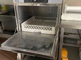 une photo d'une cuisine professionnelle équipée d'un évier et d'une cuisinière