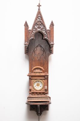 Réveil musical en bois sculpté et monture dorée, le cadran é…