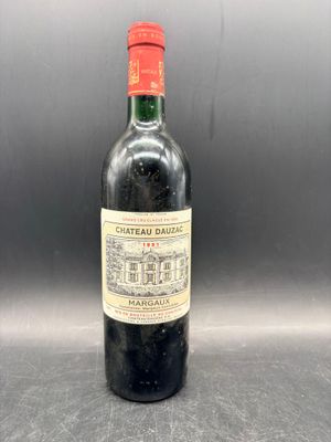 une bouteille de vin rouge avec un bouchon rouge posée sur une table