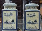 une paire de salières et poivrières bleues et blanches posées sur une table en verre