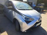 La voiture est garée sur le parking situé à côté de l'immeuble.