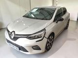 la voiture blanche est garée dans le garage de l'immeuble