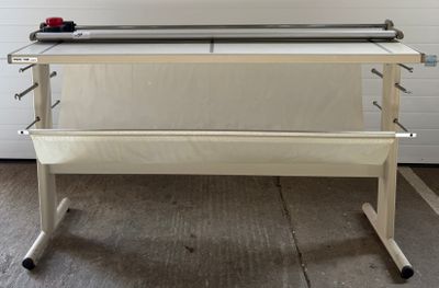 une photo d'une machine à coudre dans un garage
