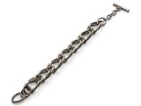 un gros plan d'un bracelet à maillons sur fond blanc