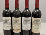 quatre bouteilles de vin sont alignées sur une table