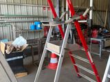une échelle posée debout dans un garage