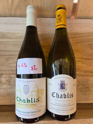 deux bouteilles de vin posées sur une étagère