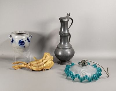 trois vases et une lampe posés sur une table