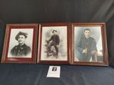 trois photos encadrées représentant des hommes en uniforme militaire, posées sur une table