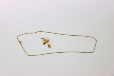 un collier en or orné d'une croix