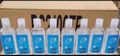 six bouteilles d'eau posées devant un carton