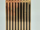 un gros plan d'un briquet doré à rayures noires et blanches