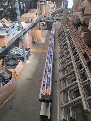 un train qui avance sur les rails dans un entrepôt