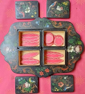 une photo d'une boîte contenant quatre biscuits