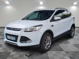 Le SUV Ford Kuga blanc est garé dans le garage.