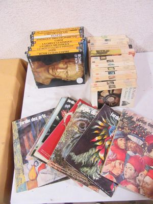 une boîte remplie de livres et de magazines posée sur une table