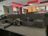 une photo d'une cuisine avec un plan de travail et un comptoir