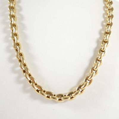 un gros plan sur un collier à chaîne en or porté par un mannequin, un mannequin, un mannequin, un mannequin, un mannequin, un mannequin, un mannequin, un mannequin, un mannequin, un mannequin, un mannequin, un mannequin, un mannequin, un mannequin, un mannequin, un mannequin, un mannequin, un mannequin, un mannequin, un mannequin, un mannequin, un mannequin, un mannequin, un mannequin, un mannequin, un mannequin, un mannequin, un mannequin, un mannequin, un mannequin, un mannequin, un mannequin, un mannequin,