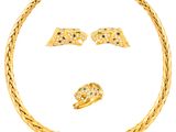 une image représentant un ensemble composé d'un collier et d'une boucle d'oreille en or sur fond blanc