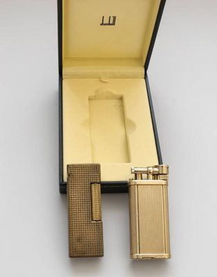 une image représentant un étui à cigarettes en or contenant un briquet